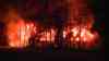 Meterhohe Flammen lodern in den Nachthimmel: Großfeuer zerstört Bauernhof in Schleswig-Holstein: Flammen schlugen schon aus dem Dach als die Feuerwehr eintraf - Über 120 Einsatzkräfte bekämpfen Brand - Bewohner retten sich rechtzeitig ins Freie - Haus vollständig niedergebrannt