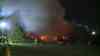 Meterhohe Flammen lodern in den Nachthimmel: Großfeuer zerstört Bauernhof in Schleswig-Holstein: Flammen schlugen schon aus dem Dach als die Feuerwehr eintraf - Über 120 Einsatzkräfte bekämpfen Brand - Bewohner retten sich rechtzeitig ins Freie - Haus vollständig niedergebrannt