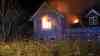 Meterhohe Flammen zerstören Wohnhaus - Älteres Ehepaar und Familie mit zwei Kindern können sich gerade noch rechtzeitig ins Freie retten: Dachstuhl brennt bei Eintreffen der Feuerwehr bereits lichterloh - Über 80 Feuerwehrleute im Einsatz - Stundenlange Löscharbeiten 