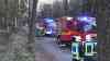 Myteriöse Autoexplosion mitten im Wald: Polizei und Feuerwehr suchen mit Großaufgebot nach vermisstem Fahrer - Polizei findet vermissten Fahrer mit lebensbedrohlichen Verletzungen: Einsatzkräfte finden völlig zerstörten Kleinwagen mitten im Wald - Möglicherweise Propangasflasche im Fahrzeug explodiert - Fahrer zunächst spurlos verschwunden - Polizeihubschrauber und Hunde suchen nach Fahrer