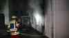 Dramatischer Brand: Feuerwehr muss sechs Menschen aus verqualmtem Haus retten: Rettung über Drehleiter (on Tape) - Anbau auf dem Hinterhof war in Brand geraten - Giftiger Qualm zieht durch angrenzendes Wohnhaus