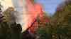 Rauchsäule kilometerweit zu sehen: Abgelegenes Reetdachhaus steht lichterloh in Flammen: Sehr schwierige Löschwasserversorgung - Feuerwehr muss Schlauchleitung über mehrere hundert Meter verlegen - Keine Verletzten