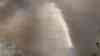 Rauchsäule kilometerweit zu sehen: Abgelegenes Reetdachhaus steht lichterloh in Flammen: Sehr schwierige Löschwasserversorgung - Feuerwehr muss Schlauchleitung über mehrere hundert Meter verlegen - Keine Verletzten