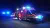 Ersthelfer retten eingeklemmten Autofahrer aus lichterloh brennendem Wagen - Mann war zuvor mit Transporter gegen Baum geprallt: Ersthelfer im O-Ton: "Ich habe mit meiner Jacke die brennende Kleidung des Mannes gelöscht" - Als Feuerwehr eintrifft brennt Auto schon vollständig - Verletzter wird mit Rettungshubschrauber in Spezialklinik geflogen