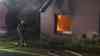 Dramatischer Wohnungsbrand: Feuerwehr rettet Bewohner leblos aus brennender Wohnung - Rettungshubschrauber im Einsatz: Feuer war vermutlich in Wohnung des Mannes ausgebrochen - Weitere Hausbewohner können sich selbst ins Freie retten - Unklar, warum der Mann selbst nicht mehr den Weg nach draußen fand