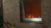 Dramatischer Wohnungsbrand: Feuerwehr rettet Bewohner leblos aus brennender Wohnung - Rettungshubschrauber im Einsatz: Feuer war vermutlich in Wohnung des Mannes ausgebrochen - Weitere Hausbewohner können sich selbst ins Freie retten - Unklar, warum der Mann selbst nicht mehr den Weg nach draußen fand