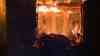 Meterhohe Flammen vernichten Reetdach-Bauernhaus: Pferde werden von Nachbarin aus Stall gerettet : Feuerwehr muss gegenüberliegendes Hotel vor Übergreifen des Feuers schützen - Einsatzkräfte müssen Löschwasser aus See pumpen - Reetdachhaus brennt nieder und muss eingerissen werden