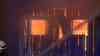 Meterhohe Flammen vernichten Reetdach-Bauernhaus: Pferde werden von Nachbarin aus Stall gerettet : Feuerwehr muss gegenüberliegendes Hotel vor Übergreifen des Feuers schützen - Einsatzkräfte müssen Löschwasser aus See pumpen - Reetdachhaus brennt nieder und muss eingerissen werden