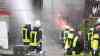 Rund 1.000 Schweine verendet: Großer Stall lichterloh in Flammen: Über 120 Feuerwehrkräfte mit zwei Drehleitern im Einsatz - Dachstuhl des Stalls stürzte ein - Feuerwehr versucht Ställe zu belüften und Schweine vor Rauch zu schützen