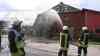 Rund 1.000 Schweine verendet: Großer Stall lichterloh in Flammen: Über 120 Feuerwehrkräfte mit zwei Drehleitern im Einsatz - Dachstuhl des Stalls stürzte ein - Feuerwehr versucht Ställe zu belüften und Schweine vor Rauch zu schützen