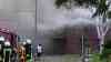 Über 1500 Quadratmeter großes Firmengebäude in Brand geraten: Feuerwehr muss Nachbarhaus schützen: Brand war vermutlich im Dach ausgebrochen - Gebäude von ehemaligem Elektrohandel brennt aus - Dichter Rauch über gesamtem Ort