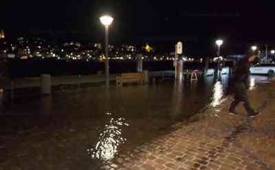 Sturmflut fällt höher aus als erwartet: Ufernahe Bereiche in Flensburg überschwemmt: Pegel lag bereits gegen 19 mehr als einen Meter über Normal - Zahlreiche Autos auf Parkplatz bekommen 