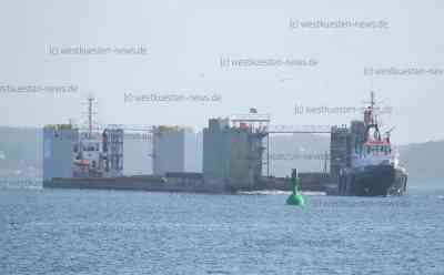 Spektakulärer Anblick: 180 Meter langes Schwimmdock wird in den Flensburger Hafen manövriert: Zwei Schlepper bugsierten großes Schwimmdock in den Flensburger Hafen - Fahrt aus Hamburg dauerte eineinhalb Tage - Schwimmdock soll zum Rumpfbau verwendet werden