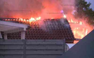 Meterhohe Flammen: Sauna-Anbau hinter Wohnhaus plötzlich in Vollbrand - Hausbesitzer verletzt: Feuerwehr kann benachbartes Reetdachhaus mit massivem Wassereinsatz schützen - Über 100 Feuerwehrleute im Einsatz