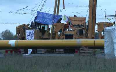 Klimaaktivisten besetzen Baustelle des zukünftigen LNG-Terminals in Brunsbüttel: Rund ein Dutzend Aktivisten besetzten Bagger und Baustellenfahrzeuge - Polizei vor Ort