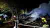 Großfeuer in Nordfriesland: Feuerwehrhaus und Lagergebäude lichterloh in Flammen: Zunächst war ein brennender Schuppen gemeldet worden - Flammen griffen schnell um sich - Feuerwehr kann Fahrzeuge und Ausrüstung noch retten - Gebäude wird von Bagger eingerissen