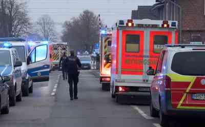 Messerattacke im Regionalzug: Zwei Tote und sieben Verletzte im Bahnhof von Brokstedt: Polizei und Rettungsdienst mit Großaufgebot vor Ort - Bahnhof weiträumig abgesperrt - Täter festgenommen