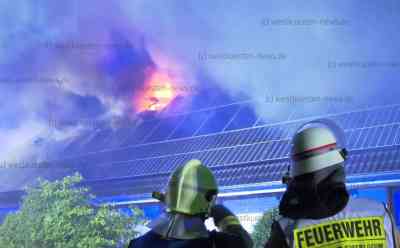 Zimmerbrand breitet sich rasend schnell aus: Rauch und Flammen zerstören Wohnhaus in Nordfriesland: Flammen schlagen aus dem Dach - Wohnung stand bei Eintreffen der Feuerwehr in Vollbrand - Massive Rauchentwicklung