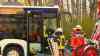 Linienbus kommt von Straße ab und prallt mit großer Wucht gegen Baum: Fahrer mehr als eine Stunde eingeklemmt: Auch zwei Fahrgäste verletzt - Unfallursache noch unklar - Linienbus völlig zerstört - Rettungskräfte im Großeinsatz