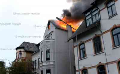 Rauchwolke über Flensburg: Großfeuer zerstört Dachstuhl von Mehrfamilienhaus: Flammen schlagen bei Eintreffen der Feuerwehr aus dem Dach - Schwierige Löscharbeiten - Anwohner sollen Fenster und Türen geschlossen halten