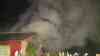 Meterhohe Flammen lodern aus Lagerhalle: Vermutlich mehrere Wohnmobile bei Großfeuer zerstört: Feuerwehr im Großeinsatz - Einsatzkräfte können Niederbrennen des Gebäudes verhindern - Brandursache noch unklar