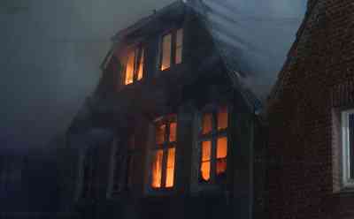 Leerstehendes Haus steht plötzlich lichterloh in Flammen: Feuerwehr muss wegen asbesthaltigem Brandrauch mit Masken arbeiten: Dach war mit Eternitplatten gedeckt, die durch die Hitze zersprangen - Haus brennt vollständig aus - 